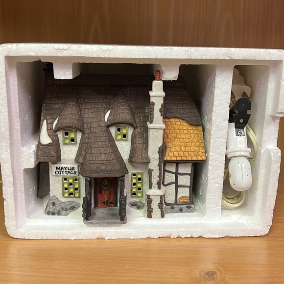 Oliver Twist Maylie Cottage Dickens Village 1990 In Box - Picture 3 of 10